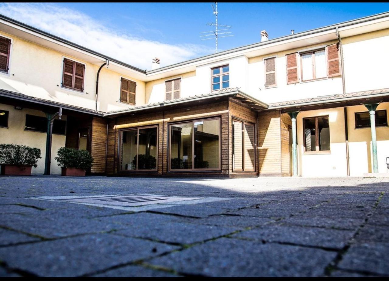 Manfredi Ristorante Con Alloggio Romentino エクステリア 写真